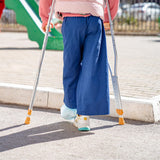 monicare Underarm Crutches for Youth 4'6" - 5'2" Aluminum Adjustable Lightweight Ergonomic Walking Crutches with Underarm Pads and Hand Grips (1 Pair, Small)